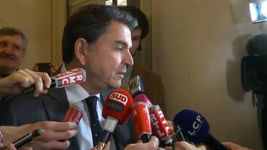 Pierre Lellouche dans les couloirs de l'Assemblée Nationale, le 14 février 2017.