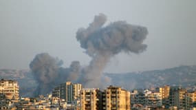 De la fumée s'élève du site d'une frappe aérienne israélienne qui a visé la ville d'Ain Baal, dans le sud du Liban, le 27 octobre 2024.