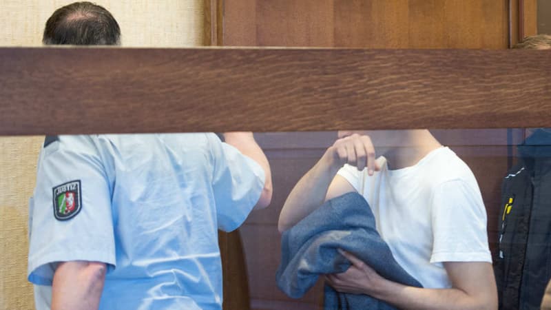 Le prévenu algérien de 26 ans, soupçonné d'"agression sexuelle", arrive à la cour fédérale de Cologne, le 6 mai 2016.