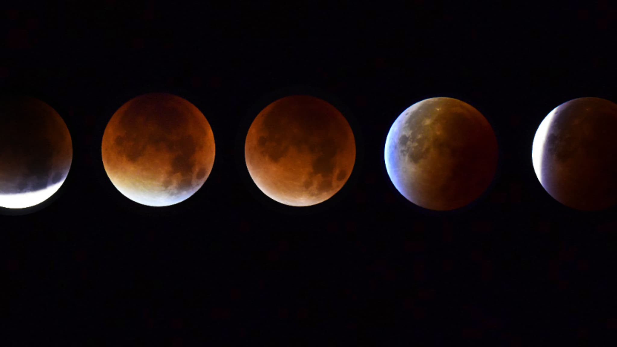 Une "super Lune" observée durant toutes les phases d'une éclipse totale, à La Rochelle (Charente-Maritime), le 28 septembre 2015.