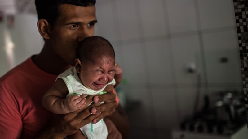 Matheus Lima, 22 ans, et fils Pietro, 2 mois, atteint de microcéphalie, à Salvador, au Brésil, le 28 janvier 2016.