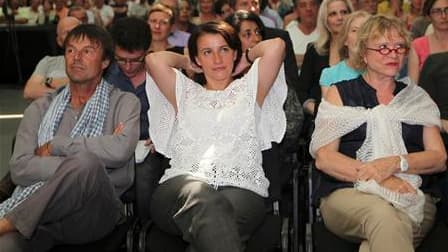 La secrétaire nationale d'Europe Ecologie-Les Verts, Cécile Duflot, entourée par Eva Joly et Nicolas Hulot. La bataille des écologistes français pour la candidature à la présidentielle a débuté samedi avec fracas à leur congrès de La Rochelle par une pass