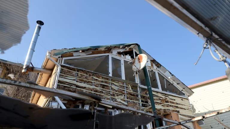 Une maison partiellement détruite par un bombardement russe dans les faubourgs d'Odessa, dans le sud de l'Ukraine, le 21 mars 2022 PHOTO D'ILLUSTRATION