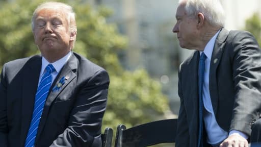 Le président américain Donald Trump (g) et son ministre de la Justice, Jeff Sessions, à Washington le 15 mai 2017