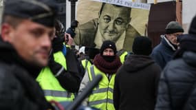Une pancarte à l'effigie de Coluche brandie mardi par un manifestant à Paris. 