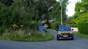 Des véhicules de police à Espinasse-Vozelle où une fusillade a eu lieu, le 13 juillet 2024 dans l'Allier