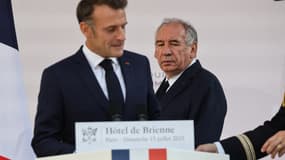 Le Premier ministre français François Bayrou (à droite) arrive pour entendre le président français Emmanuel Macron prononcer un discours devant les chefs de l'armée à l'Hôtel de Brienne à Paris le 13 juillet 2025, à la veille du défilé annuel du 14 juillet dans la capitale française.