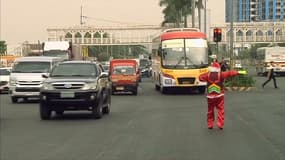 Déguisé en Père-Noël, ce policier fait régner l’ordre à Manille