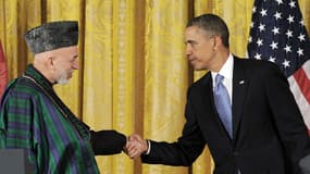 Le président américain Barack Obama (d.) recevant son homologue afghan Hamid Karzaï, le 11 janvier à Washington.