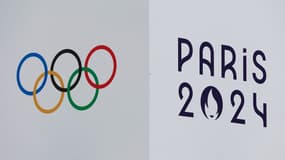 Le logo des Jeux olympiques au village olympique de Saint-Denis, le 2 juillet 2024