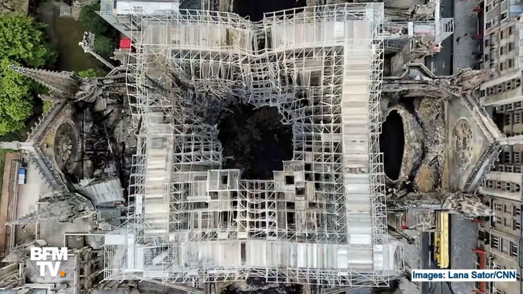 Le trou béant au milieu de l'échafaudage de la cathédrale Notre-Dame de Paris.
