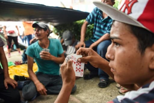 Des migrants honduriens jouent aux cartes à Mapastepec (sud du Mexique), le 24 octobre 2018.
Thousands of mainly Honduran migrants heading to the United States, a caravan President Donald Trump has called an "assault on our country", c... Des migrants honduriens jouent aux cartes à Mapastepec (sud du Mexique), le 24 octobre 2018.
Thousands of mainly Honduran migrants heading to the United States, a caravan President Donald Trump has called an "assault on our country", c...