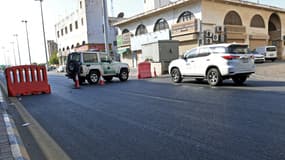 La police saoudienne barrant une route à Jeddah après l'attaque dans le cimetière non-musulman