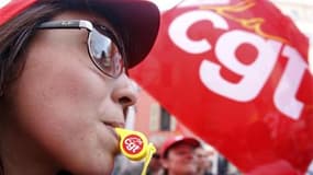 La fédération CGT des cheminots a réaffirmé jeudi son opposition à toute modification du statut des cheminots, une option évoquée, selon elle, par la ministre de l'Ecologie, des Transports et du Logement. /Photo d'archives/REUTERS/Eric Gaillard