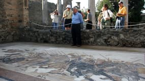 Des touristes visitant le site archéologique de Pompéi en 2005.