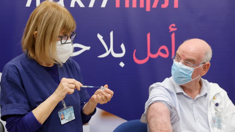 Le professeur Jacob Lavee reçoit sa quatrième dose de vaccin au Sheba Medical Center, près de Tel Aviv. 
