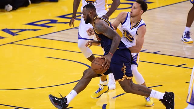 LeBron James tente de déborder Steph Curry