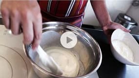 Blanc-manger aux amandes et coulis de fruits rouges : un dessert exquis facile à réaliser ! (vidéo)