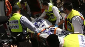 Le corps d'une victime israélienne dans l'attaque du bus par Bahaa Aliane