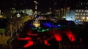 Au loin, "Diver" ("Le plongeur") par l'artiste britannique Ron Haselden, une des 30 installations artistiques lumineuses qui célèbrent Londres "by night", pour sa première fête des Lumières, le 14 janvier 2016.