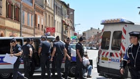 Toulouse, 20 juin 2012: un important dispositif policier s'est déployé aux abords de la banque où se déroule la prise d'otages.