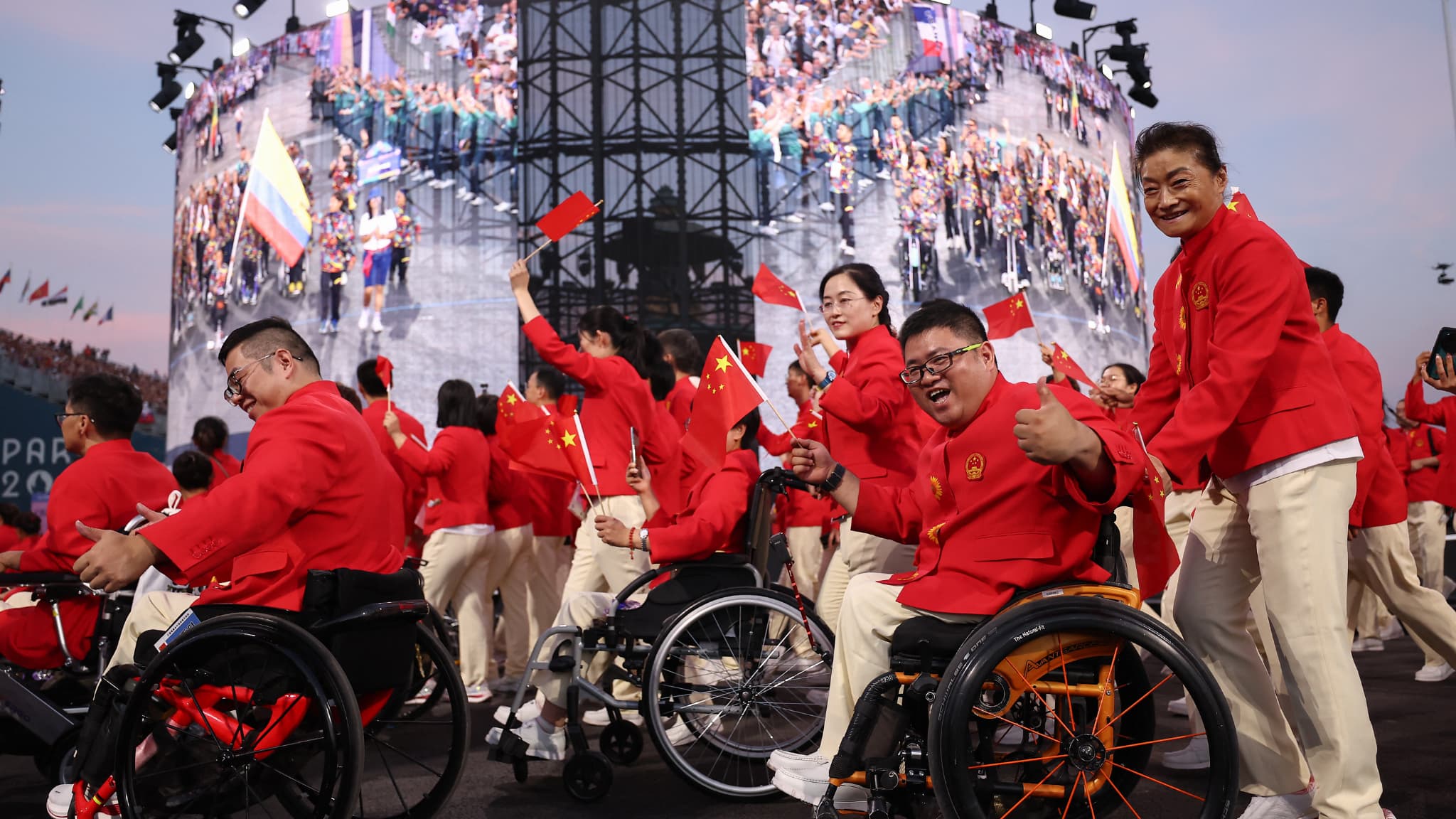 La délégation chinoise à la place de la Concorde lors de la cérémonie d'ouverture des Jeux paralympiques, le 28 août 2024. La délégation chinoise à la place de la Concorde lors de la cérémonie d'ouverture des Jeux paralympiques, le 28 août 2024.