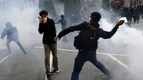 Un manifestant lance une grenade lacrymogène en direction de la police à Rennes, le 23 mars 2023.
