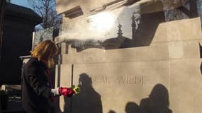 La sculpture ornant la tombe d'Oscar Wilde au cimetière parisien du Père-Lachaise avait été abîmée au fil des ans par du rouge à lèvres et des graffitis. Après rénovation, le monument représentant un ange en vol a été inauguré mercredi, jour anniversaire