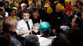 Emmanuel Macron débat face aux agriculteurs