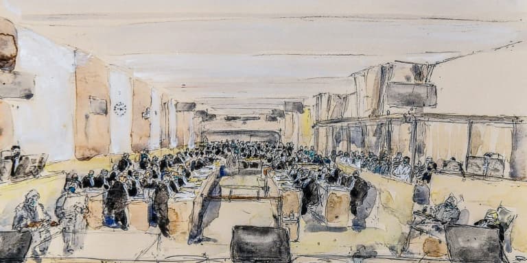 Croquis de la salle d'audience au Palais de Justice de Paris lors du premier jour du procès des attentats du 13-novembre, le 8 septembre 2021