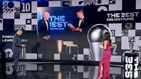 L'attaquant du Bayern Munich Robert Lewandowski reçoit le prix Fifa The Best 2020 des mains du président de la Fifa Gianni Infantino lors d'une cérémonie organisée en visioconférence le 17 décembre 2020 au siège de la Fifa à Zurich