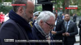 Commémorations du 13-Novembre: Les présidents des associations "13 one 15 fraternité et vérité" et "Life For Paris 13 novembre 2015" déposent une gerbe de fleurs à l'entrée du Bataclan