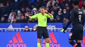 L'arbitre Clément Turpin lors de OL-Lille en L1, le 27 février 2022