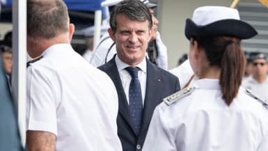 Le ministre des Outre-mer Manuel Valls visite l'Académie de police de la Direction territoriale de la police nationale (DTPN) de Nouvelle-Calédonie à Nouméa le 28 février 2025.