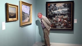 Un visiteur regarde un tableau lors d'une exposition, le 22 octobre 2022 au Palais Musée Rohan, à Strasbourg