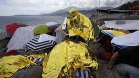 Des migrants se protègent de la pluie à Vintimille en Italie (photo d'illustration)
