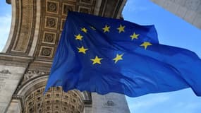 Le drapeau européen, le 1er janvier 2022, sous l'Arc de Triomphe à Paris, pour célébrer le début de la présidence française de l'UE.
