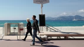 Un port du masque non réglementaire sur la Croisette, à Cannes. 