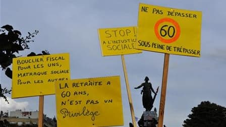 Lors de la manifestation de mardi à Paris. Une nette majorité de Français (55% contre 43%) appelle Nicolas Sarkozy à céder sur le report de l'âge légal du départ à la retraite de 60 à 62 ans, selon un sondage BVA. Mais cette enquête réalisée pour Canal+ m