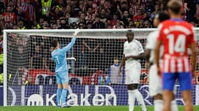Thibaut Courtois se tourne vers le public adverse lors du derby Atlético-Real (1-1, Liga), le 29 septembre 2024