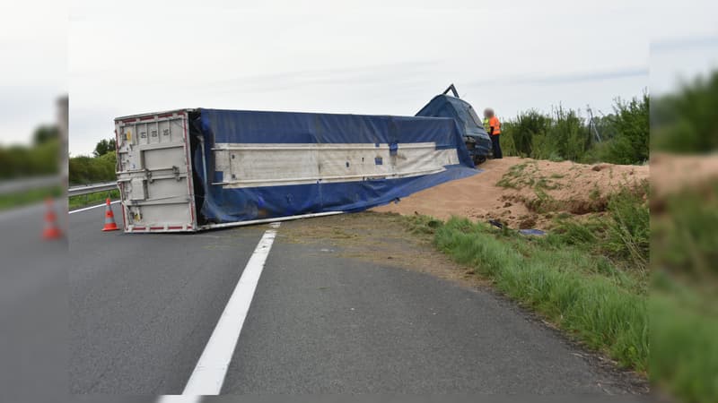 Un poids lourd transportant du blé renversé sur l'A26 le 23 avril 2025
