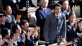 Shinzo Abe (à droite) a été officiellement nommé ce mercredi Premier ministre par la chambre basse de la Diète, le parlement japonais, dans un contexte marqué par une déflation persistante et de fortes tensions territoriales avec la Chine. /Photo prise le