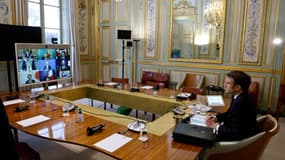 Emmanuel Macron s'entretient en visioconférence avec les dirigeants du G7, le 24 février 2022.