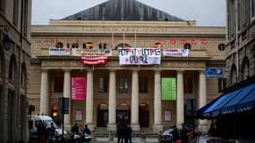 Des manifestants au théâtre de l'Odéon, le 4 mars 2021 à Paris