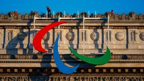 Les Agitos, symbole des Paralympiques, en cours d'installation sur l'Arc de Triomphe à Paris le 28 juin 2024