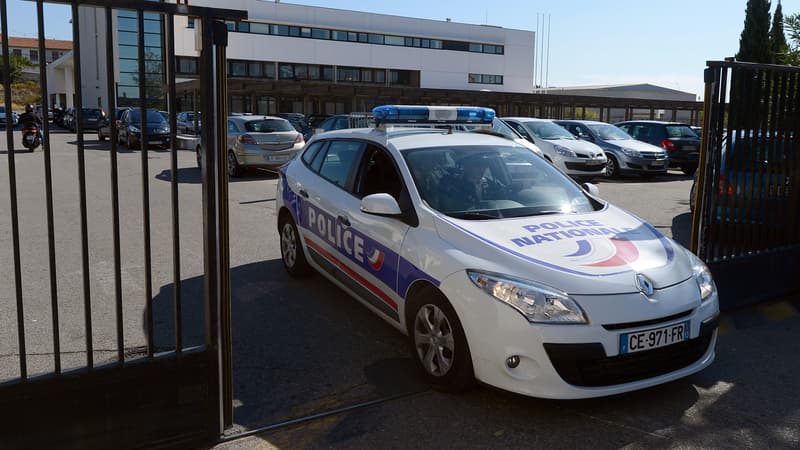 Une voiture de police quitte les locaux de la Bac Nord de Marseille, le 2 octobre 2012, après l'interpellation de plusieurs membres de l'unité.