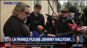 Les fans chantent et se recueillent devant le domicile de Johnny Hallyday 