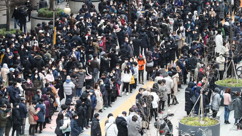 Personnes faisant la queue pur acheter un masque de protection conte le coronavirus dans un magasin de Séoul, le 28 février