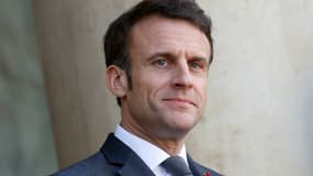 Le président Emmanuel Macron sur le perron de l'Elysée, le 16 février 2023 à Paris