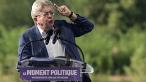 Jean-Luc Mélenchon, prononce un discours lors des universités d'été du parti LFI à Châteauneuf-sur-Isère, dans le sud-est de la France, le 22 août 2025.
